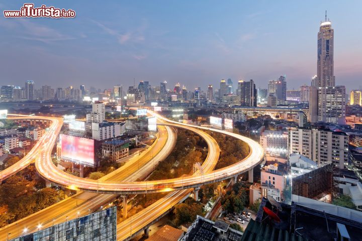 Immagine Il panorama notturno del centro moderno di Bangkok, in Thailandia