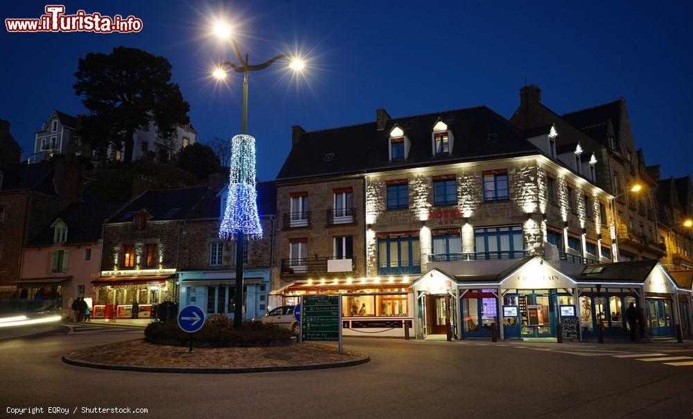 Immagine Panorama notturno del centro storico di Cancale, Bretagna, Francia - © EQRoy / Shutterstock.com