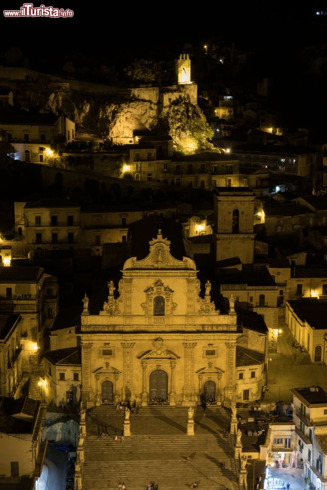 Immagine Panorama notturno del centro storico di Modica con la Cattedrale in primo piano
