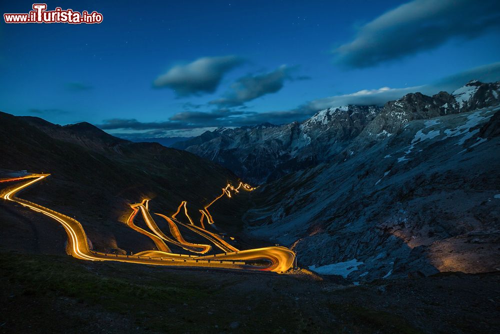 Immagine Panorama notturno del Passo dello Stelvio, Lombardia/Trentino Alto Adige. Questo valico alpino delle Alpi Retiche è il più alto d'Italia e il secondo d'Europa. Si trova a 2757 metri di altezza sul livello del mare.