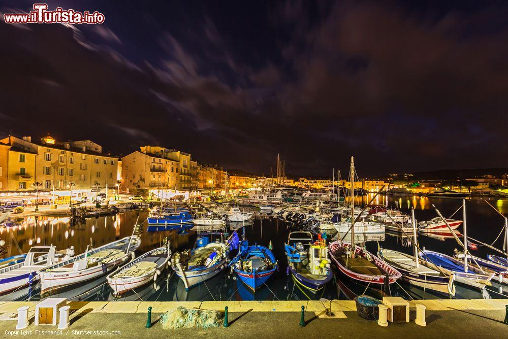 Immagine Panorama notturno del porto di Saint-Tropez, Francia, con le barche ormeggiate - © Fishman64 / Shutterstock.com