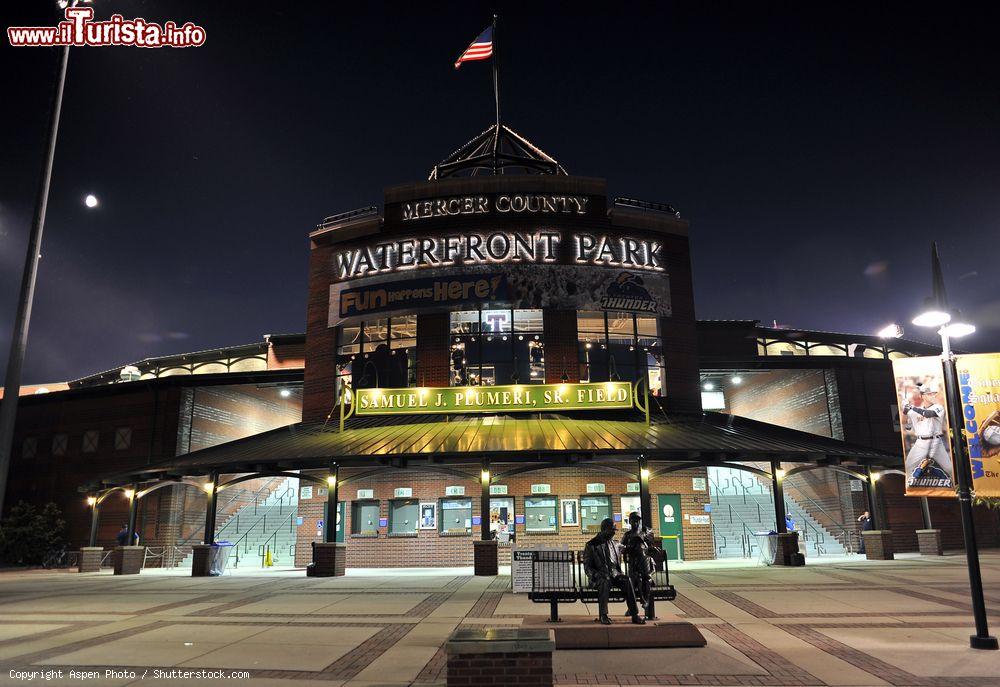 Immagine Panorama notturno del Waterfront Park durante una partita di baseball fra il Trenton Thunder e i giocatori del New Britain Rock Cats- © Aspen Photo / Shutterstock.com