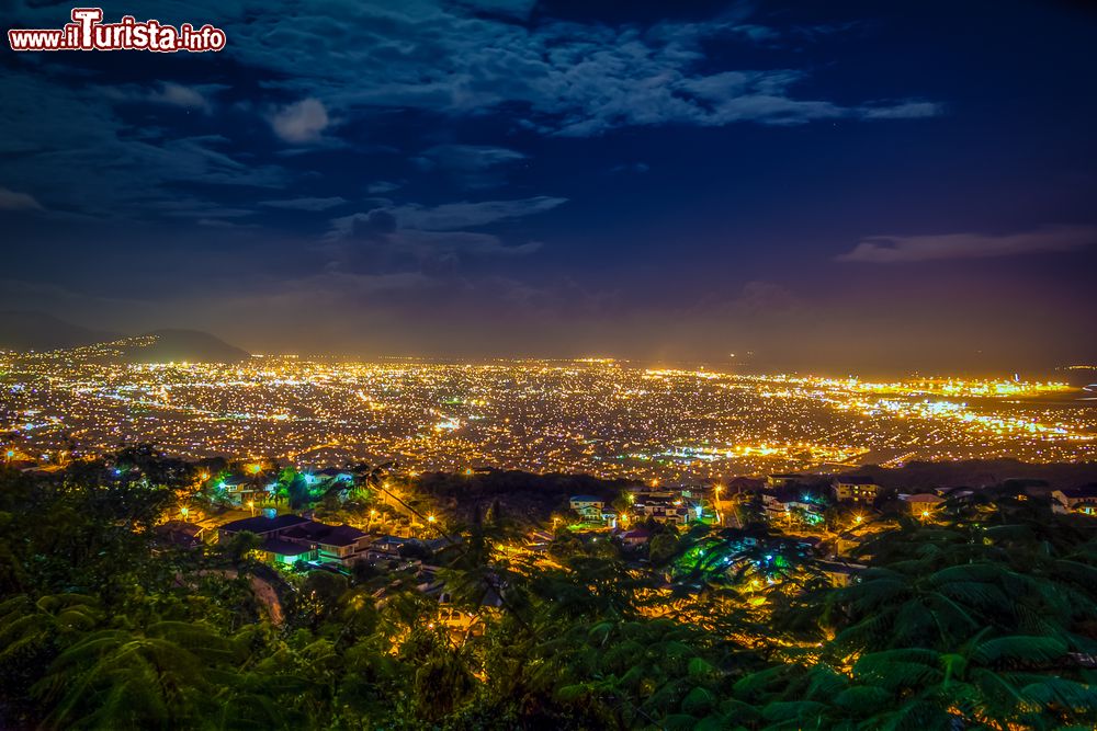 Immagine Panorama notturno della città di Kingston, Giamaica. Con le sue contraddizioni, la città mostra l'aspetto più autentico della Giamaica. Si passa dai ricchi quartieri periferici al più povero centro città.