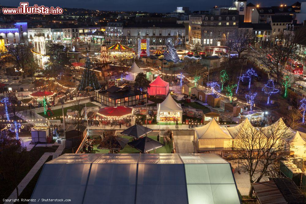 Immagine Panorama notturno dell'annuale mercato di Natale a Galway, Irlanda, con bancarelle e stand - © Rihardzz / Shutterstock.com