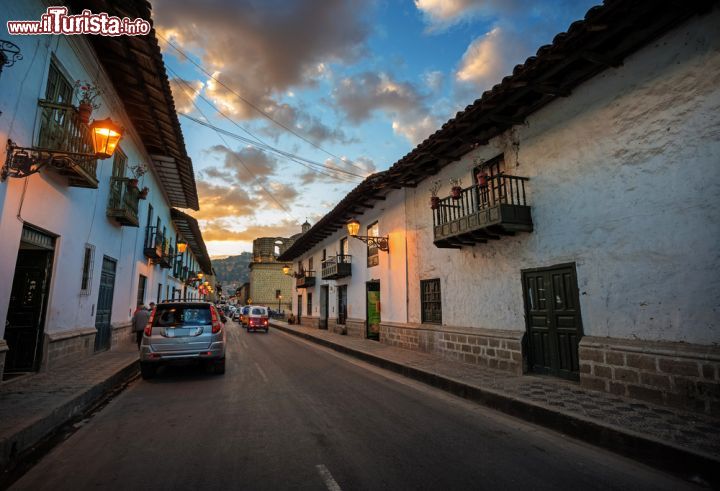 Immagine Panorama notturno di Cajamarca, Perù. Una suggestiva fotografia scatatta al calar del sole nel centro città con le antiche case tradizionali che vi si affacciano - © Christian Vinces / Shutterstock.com