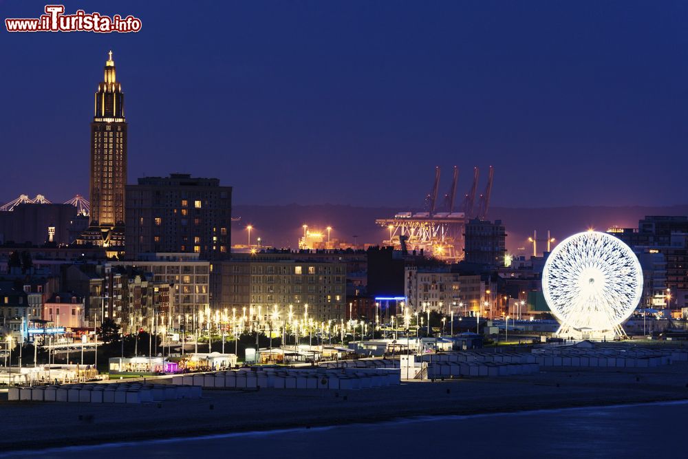 Immagine Panorama notturno di Le Havre, Normandia, Francia. Situata nel dipartimento della Senna Marittima, questa città è importante per il suo porto affacciato sulla Manica. Dal 2005 fa parte dei patrimoni mondiali dell'umanità. 
