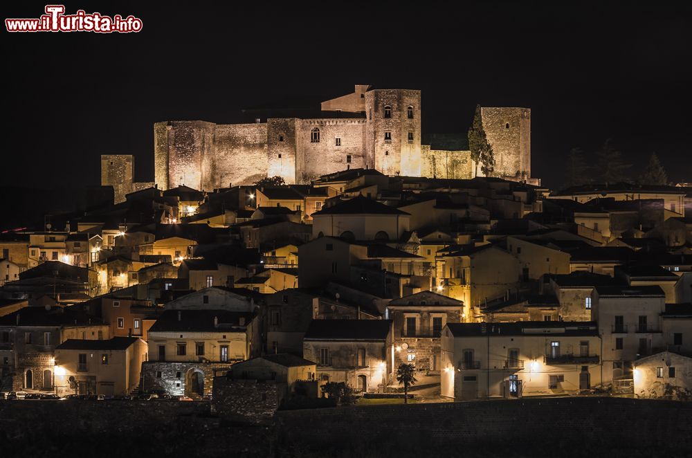 Immagine Panorama notturno di Melfi e il suo grande Castello Normanno, punto riferimento di tutta la porzione settentrionale della Basilicata