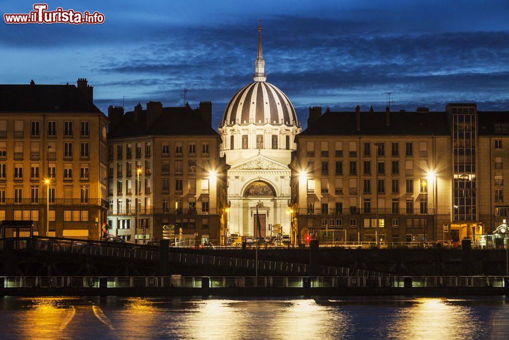 Immagine Panorama notturno di Nantes attraverso il fiume Loira, Francia. Complice l'armonia fra acqua e terra, Nantes è stata ribattezzata la Venezia dell'ovest.