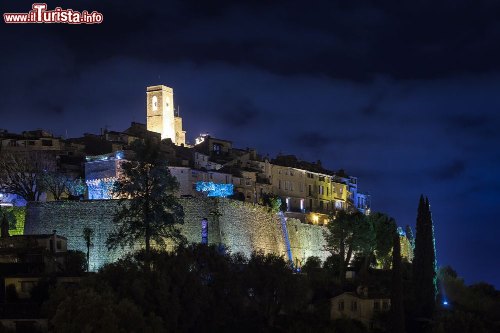 Immagine Panorama notturno di Saint-Paul-de-Vence, Francia. Questo antico borgo fortificato situato nel dipartimento delle Alpi Marittime ha una bella struttura medievale.