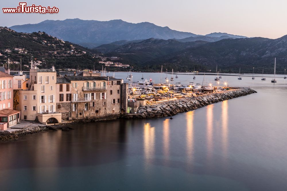 Immagine Panorama notturno di Saint Florent, Corsica, Francia. Una bella veduta del villaggio e della marina di San Fiorenzo, comune francese situato nel dipartimento dell'Alta Corsica. Siamo nell'arrondissement di Calvi.