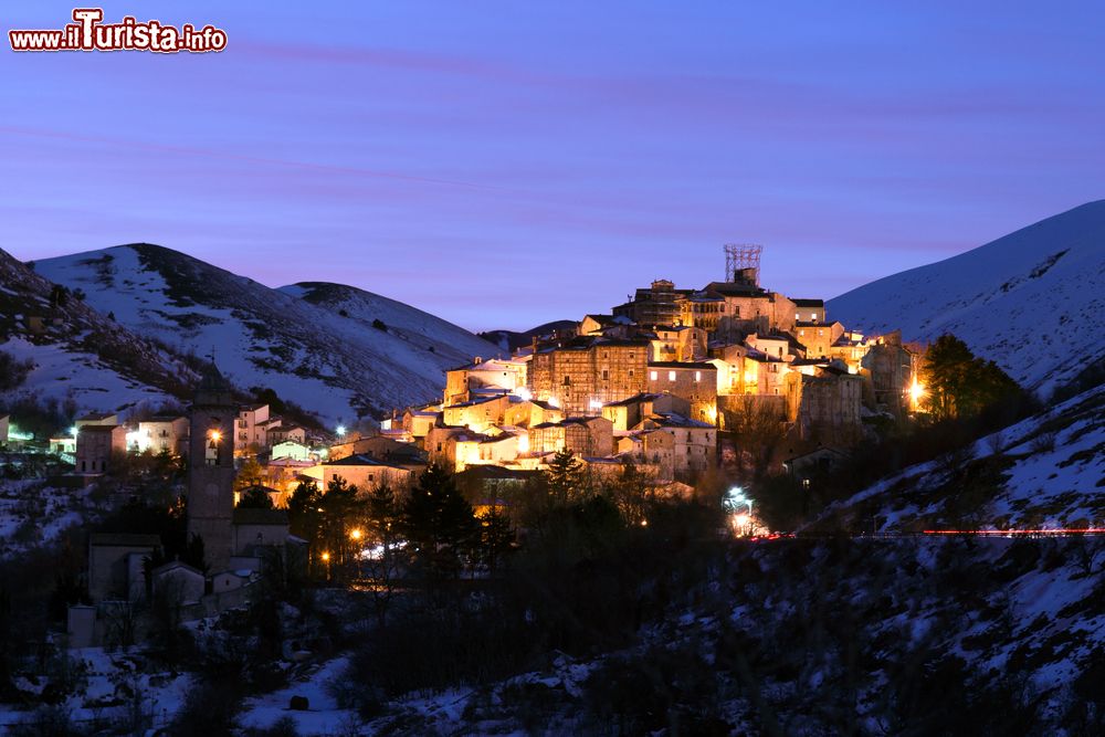 Immagine Panorama notturno di Santo Stefano di Sessanio, L'Aquila, Abruzzo.