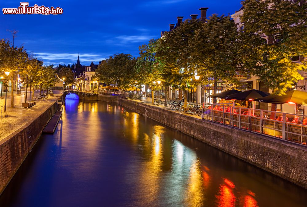 Immagine Panorama notturno di un canale che attraversa la città di Leeuwarden, capitale della Frisia, Paesi Bassi.