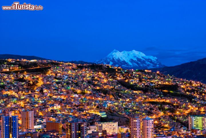 Immagine Panorama notturno di La Paz, Bolivia. Una spettacolare fotografia notturna della città boliviana, celebre per il fascino delle sue antiche tradizioni ancestrali, per il colore dei suoi mercati e per i suoi paesaggi unici - © javarman / Shutterstock.com