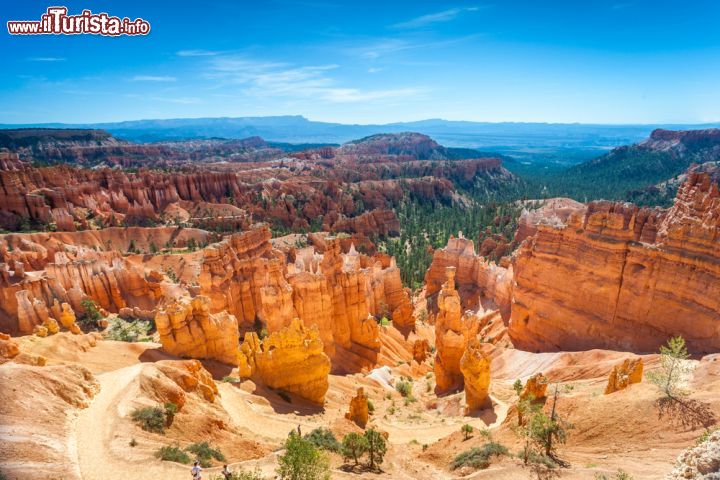 Immagine Panorama of Bryce Canyon National Park in Utah, USA. Si tratta di un enorme anfiteatro originatosi dall'erosione del settore orientale dell'Altopiano di Paunsaugunt ed è celebre per i pinnacoli, chiamati hoodoos, dall'intensa colorazione che varia dal rosso all'arancio al bianco - © Sopotnicki / Shutterstock.com