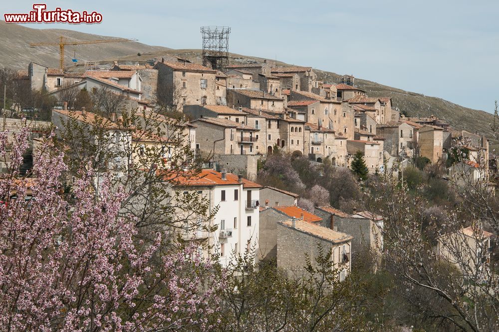 Immagine Panorama primaverile del villaggio rurale di Santo Stefano di Sessanio, L'Aquila, Abruzzo.