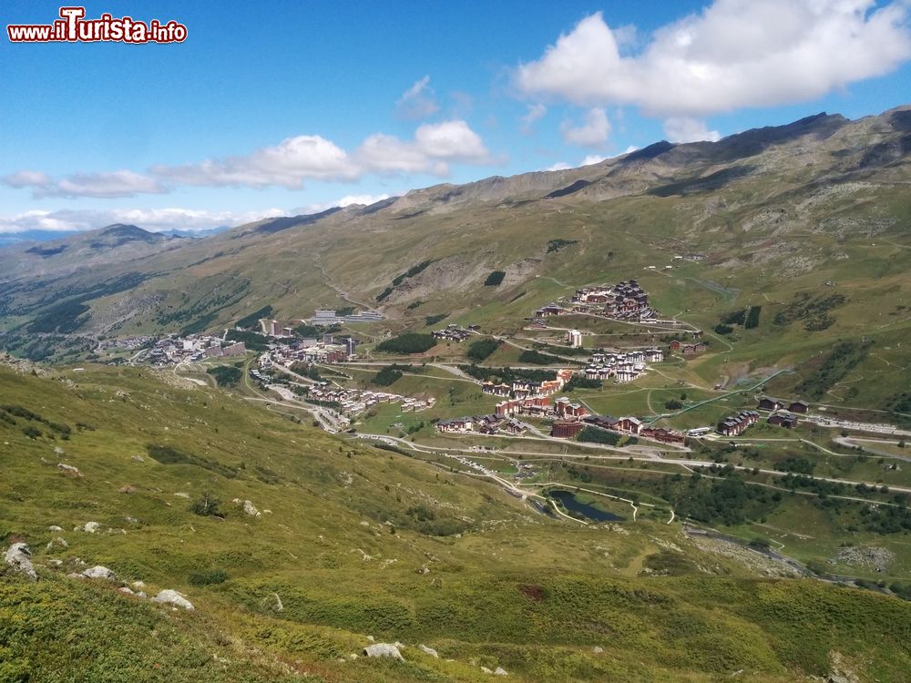 Immagine Panorama primaverile di Les Menuires, Francia. In questa località il campione italiano Alberto Tomba ha vinto la sua quarta medaglia olimpica d'argento nello slalom speciale delle Olimpiadi di Albertville nel 1992.