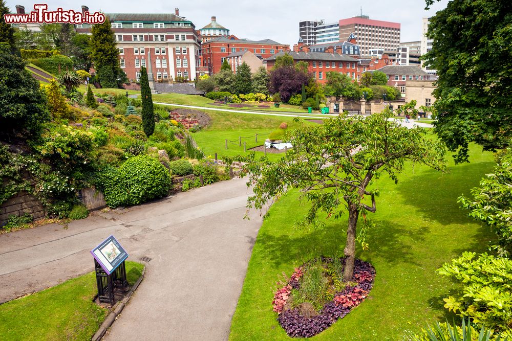 Immagine Panorama primaverile in un parco di Nottingham, Inghilterra. Questa località appollaiata sulle rive del fiume Leen ospita numerosi parchi naturali.