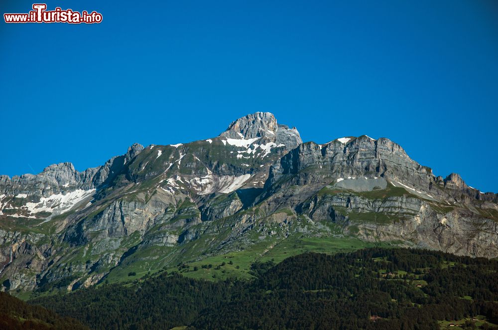 Immagine Panorama roccioso con foreste e cielo blu vicino a Saint-Gervais-les-Bains, Francia.