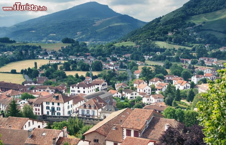 Immagine Panorama di Saint-Jean-Pied-de-Port, Pirenei, Francia. 2018930172