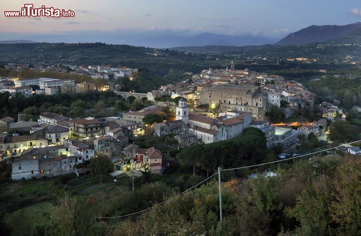 Immagine Panorama della cittadina di Sant'Agata de' Goti, provincia di Benevento (Campania). Situato alle falde del Monte Taburno, questo comune, entrato a far parte nel 2012 dei boghi più belli d'Italia, confina con la provincia di Caserta. La cittadella storica si eleva su una propaggine di tufo fra il Martorano e il Riello, due affluenti del fiume Isclero, che formano uno speattacolare incrocio di valloni molto profondi - © Alfonso Abbatiello - CC BY-SA 3.0 - Wikimedia Commons.