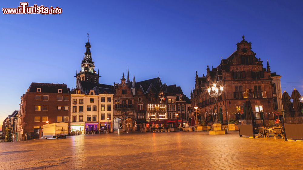 Immagine Panorama serale del centro di Nijmegen, Olanda.