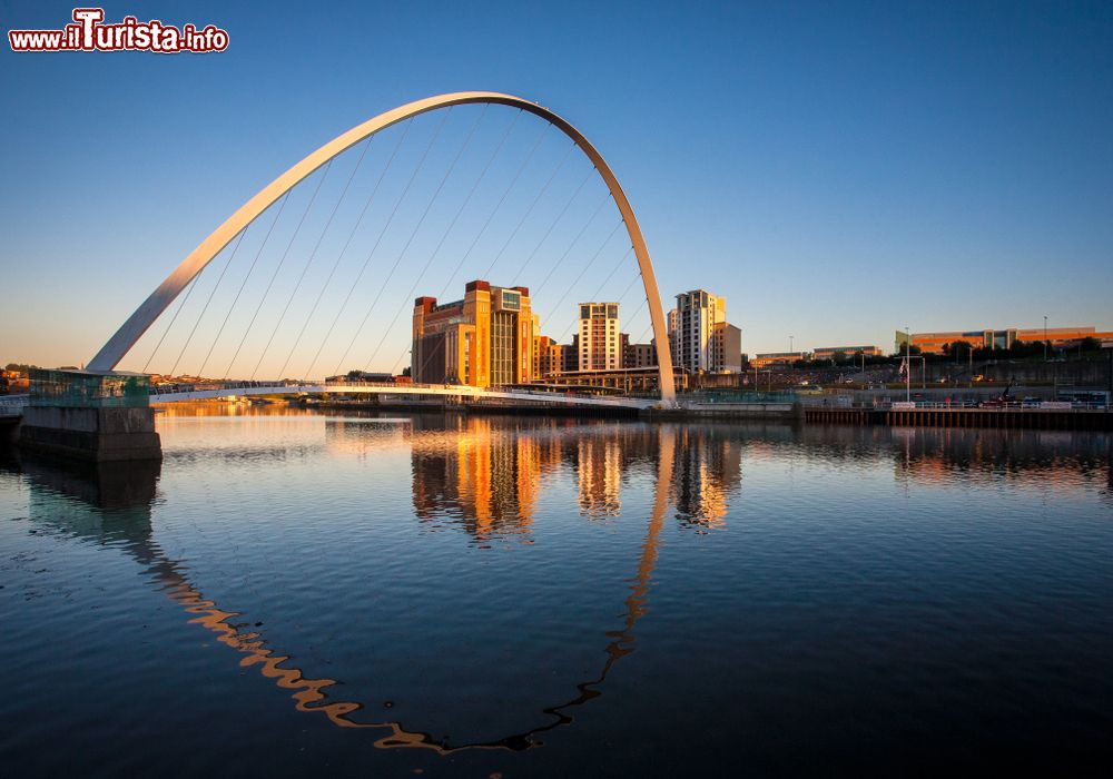 Immagine Panorama serale del Millenium Bridge a Newcastle upon Tyne, Inghilterra. Questa modernissima struttura collega le località britanniche di Newcastle e Gateshead. E' stato aperto al pubblico nel settembre 2001: è lungo 126 metri, largo 8 e con un'estensione massima della campata sospesa di 105 metri.