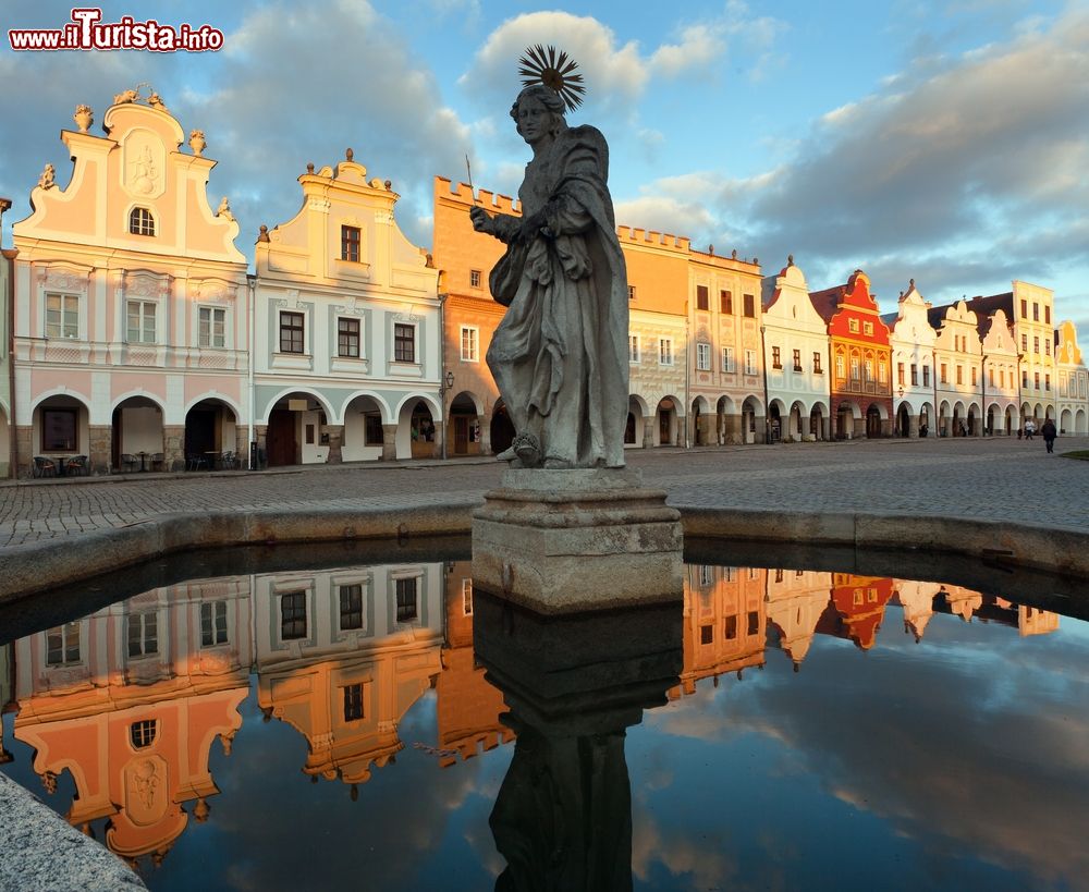 Immagine Panorama serale della piazza principale di Telc con gli edifici che si rispecchiano nella fontana pubblica con la statua di Santa Margherita, Repubblica Ceca.