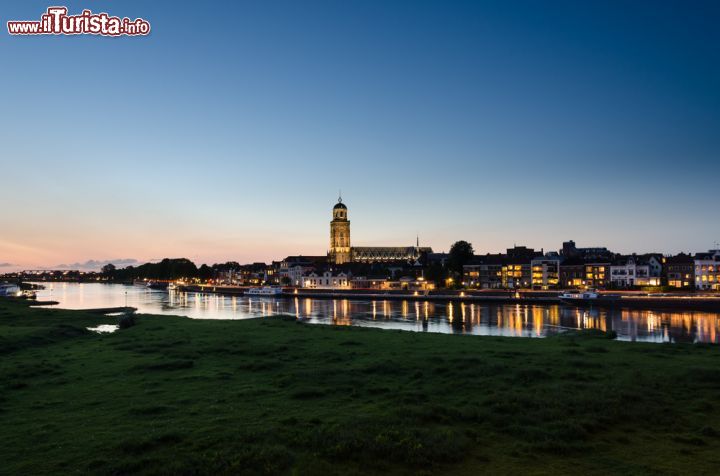Immagine Panorama serale di Deventer (Paesi Bassi). La città si trova nella provincia dell'Overijssel a circa 30 km da Zwolle - foto © Raymond Rothengatter / Shutterstock.com