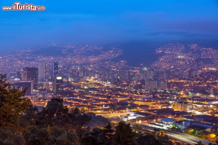 Immagine Panorama serale di Medellin dall'alto, Colombia. La città dispone di un'eccellente metropolitana e di una fitta rete di funivie che permettono di raggiungere agevolmente il centro città - © Jess Kraft / Shutterstock.com