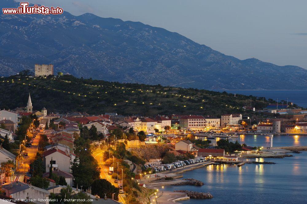 Immagine Panorama serale di Senj, cittadina del nord della Croazia. Sullo sfondo il castello di Nehaj - © Wojciech Tchorzewski / Shutterstock.com