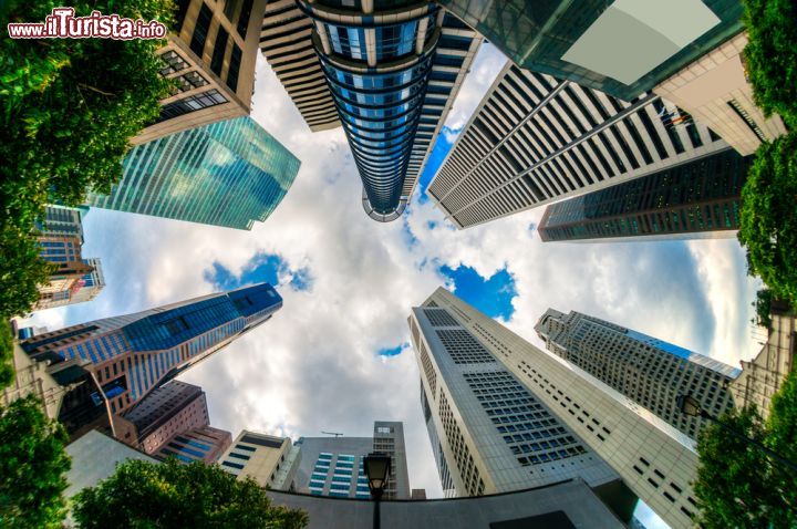 Immagine Panorama spettacolare sui grattacieli di Singapore ripresi dal basso. Considerata per lungo tempo un semplice scalo senza interesse, la Lion City ha saputo reinventarsi e diventare uno dei luoghi più visitati al mondo. A fare da protagonista è la nuova veste audace e avveniristica di un paese con una lunga storia - © Luciano Mortula / Shutterstock.com