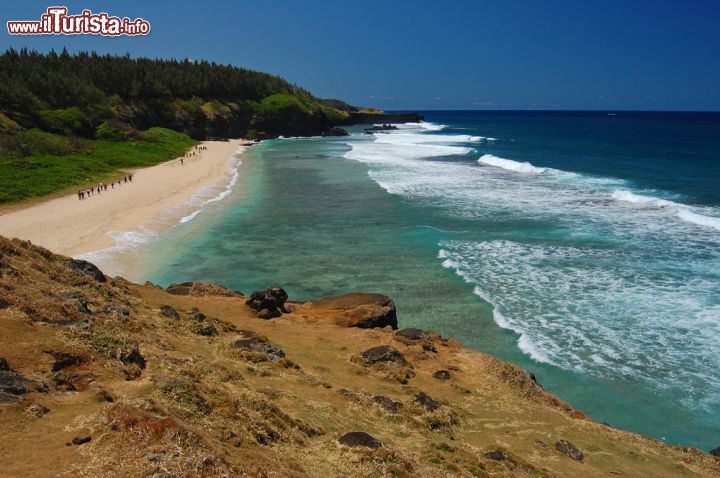 Immagine Spiaggia di Gris Gris a Souillac, isola di Mauritius - La forza potente delle acque che lambiscono la costa meridionale dell'isola modella nella regione di Souillac rocce dalle forme più bizzarre: uno spettacolo straordinario associato a quello delle mille tonalità dell'oceano Indiano © Pawel Kazmierczak / Shutterstock.com