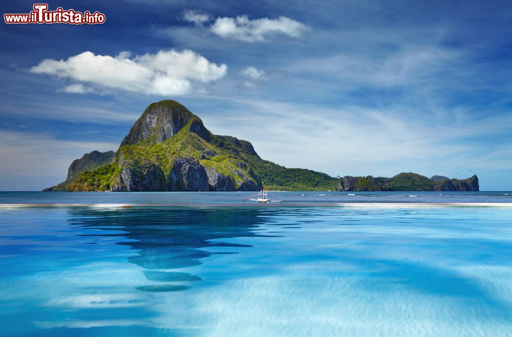 Immagine Panorama su Cadlao Island, El Nido, dalla piscina di un resort di lusso (Filippine).