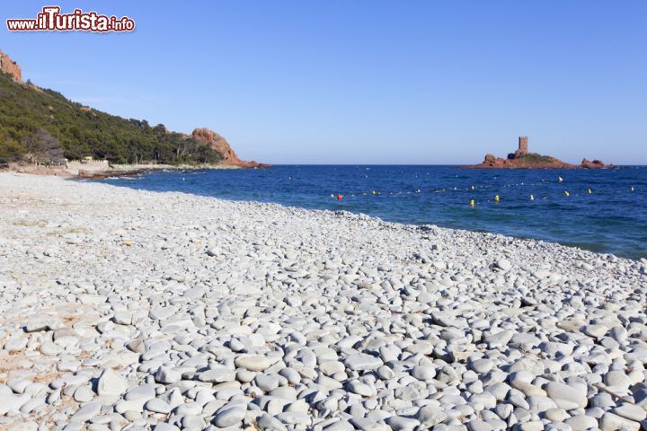 Immagine Panorama su Cap Dramont vicino a Agay, Francia - Il promontorio roccioso di capo Dramont è situato in Costa Azzurra sulla strada costiera che da Théoule conduce a Saint-Raphael. In questa immagine, una graziosa spiaggia in ciottoli circondata da vegetazione lussureggiante e da rocce rossastre © David Evison / Shutterstock.com