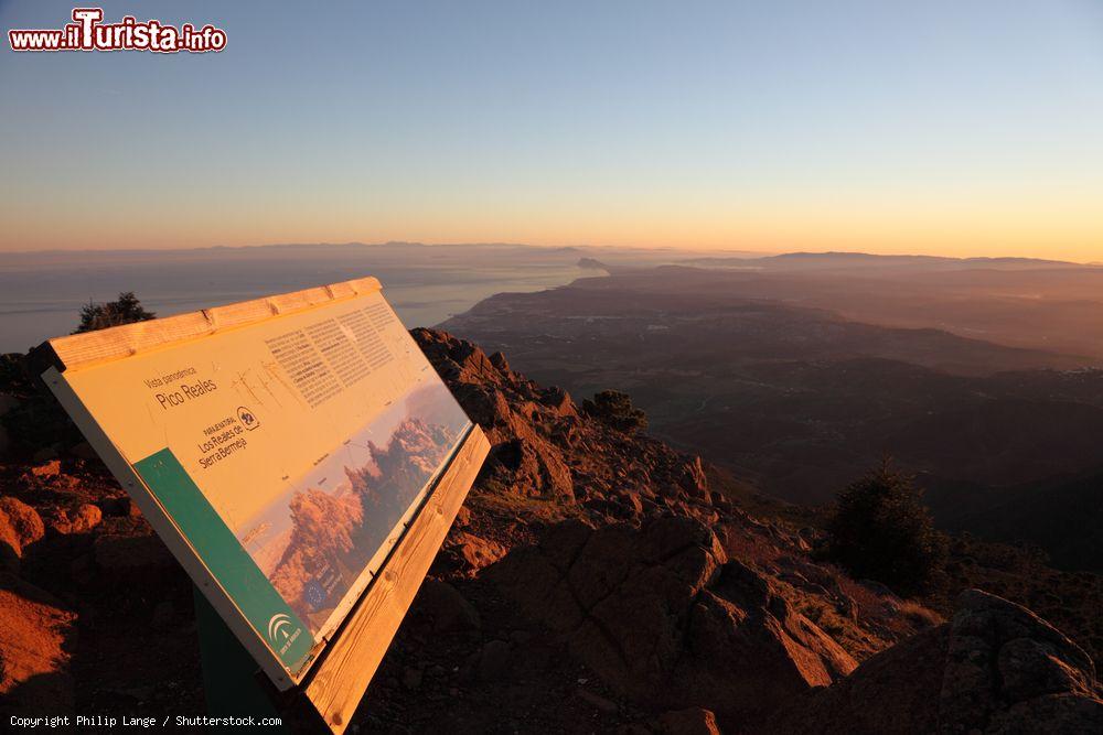 Immagine Panorama su Gibilterra e l'Africa dal Pico Reales, una montagna nei pressi di Estepona. Questo monte fa prte della Sierra Bermeja - © Philip Lange / Shutterstock.com