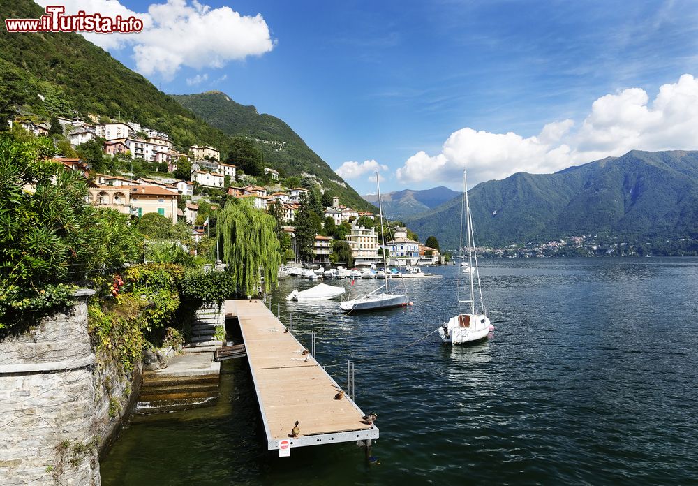 Immagine Panorama su Moltrasio e sul lago di Como, Lombardia. A lambire la cittadina sono le acque del lago di origine glaciale.
