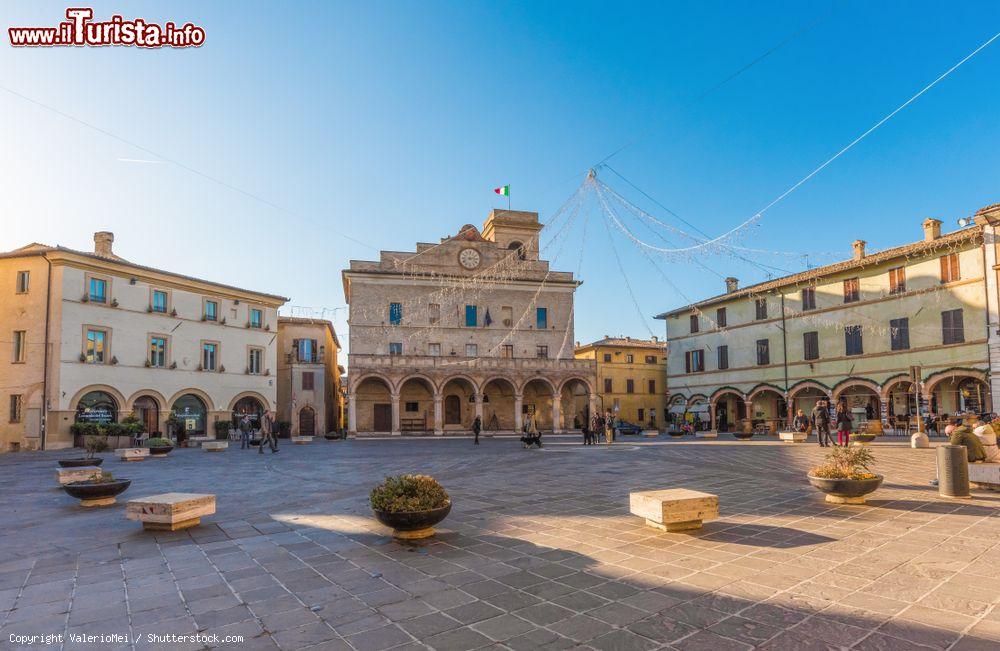 Immagine Panorama su Piazza del Municipio a Montefalco, Umbria, in una giornata di sole - © ValerioMei / Shutterstock.com