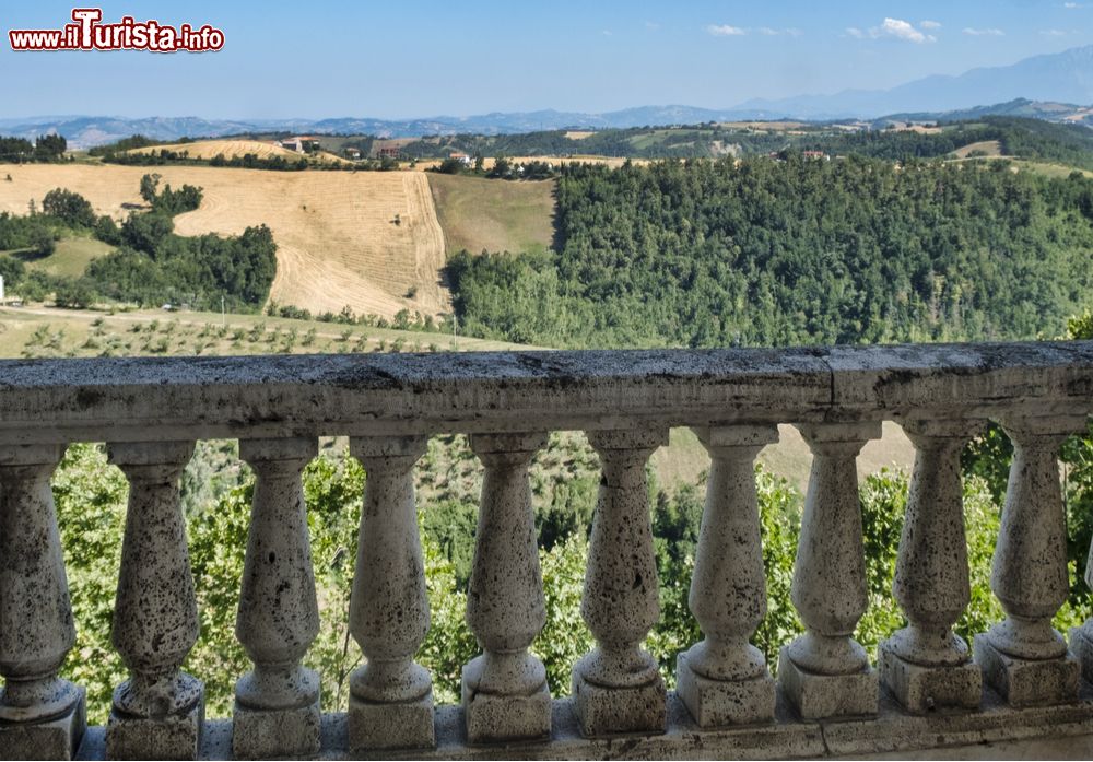 Immagine Panorama suggestivo dal centro storico di Civitella del Tronto, borgo medievale in Abruzzo.