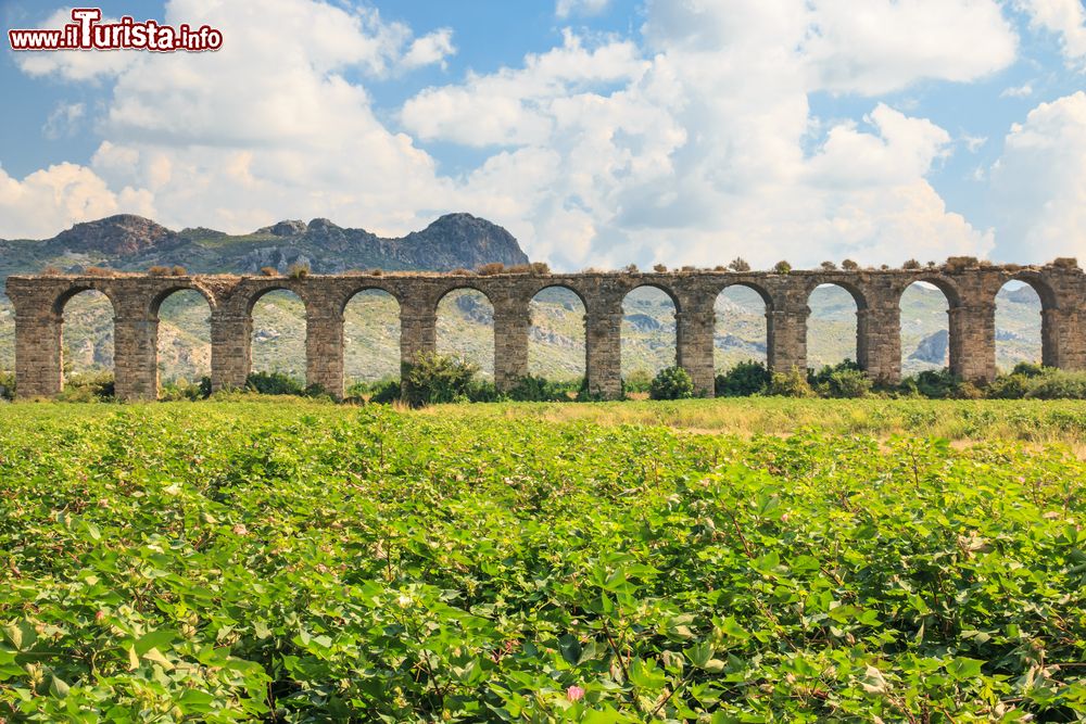 Immagine Panorama sui resti dell'acquedotto di Aspendos sul fiume Eurimedonte, Turchia.