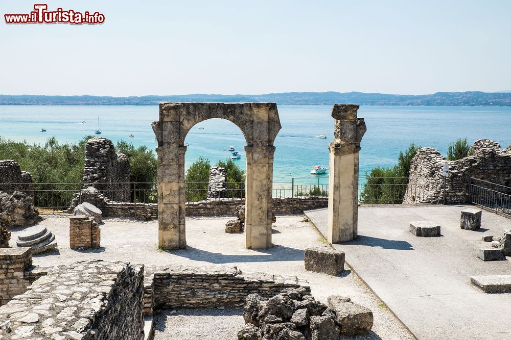 Immagine Panorama sui resti delle Grotte di Catullo con il Lago di Garda, Sirmione, Lombardia. Il sito archeologico si estende su un'area di circa 2 ettari.