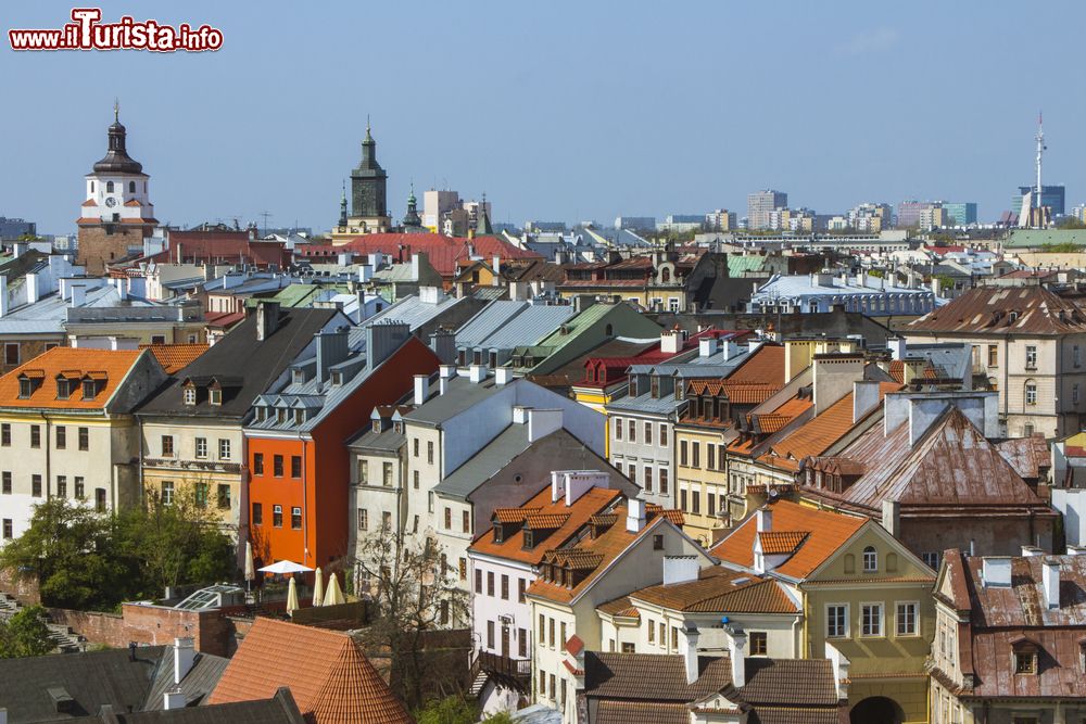 Immagine Panorama sui tetti della vecchia Lublino da un'altura in una giornata di sole, Polonia.