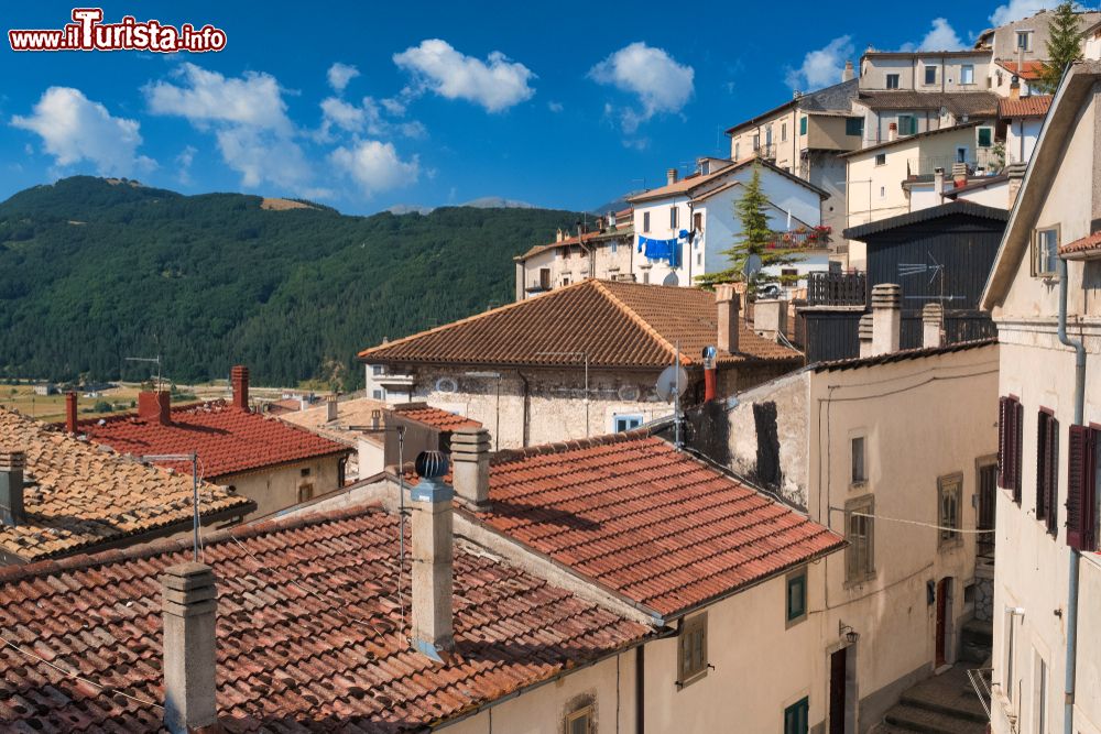 Immagine Panorama sui tetti delle case di Rivisondoli, Abruzzo. Il paese annovera fra i sui palazzi alcuni edifici di grande pregio artistico e architettonico.