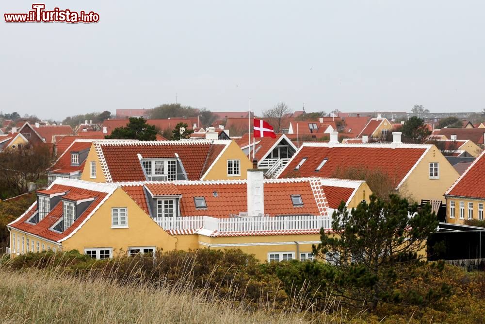 Immagine Panorama sui tetti di Gammel Skagen, Danimarca. Questo piccolo centro con le sue deliziose abitazioni si trova nei pressi di Skagen.
