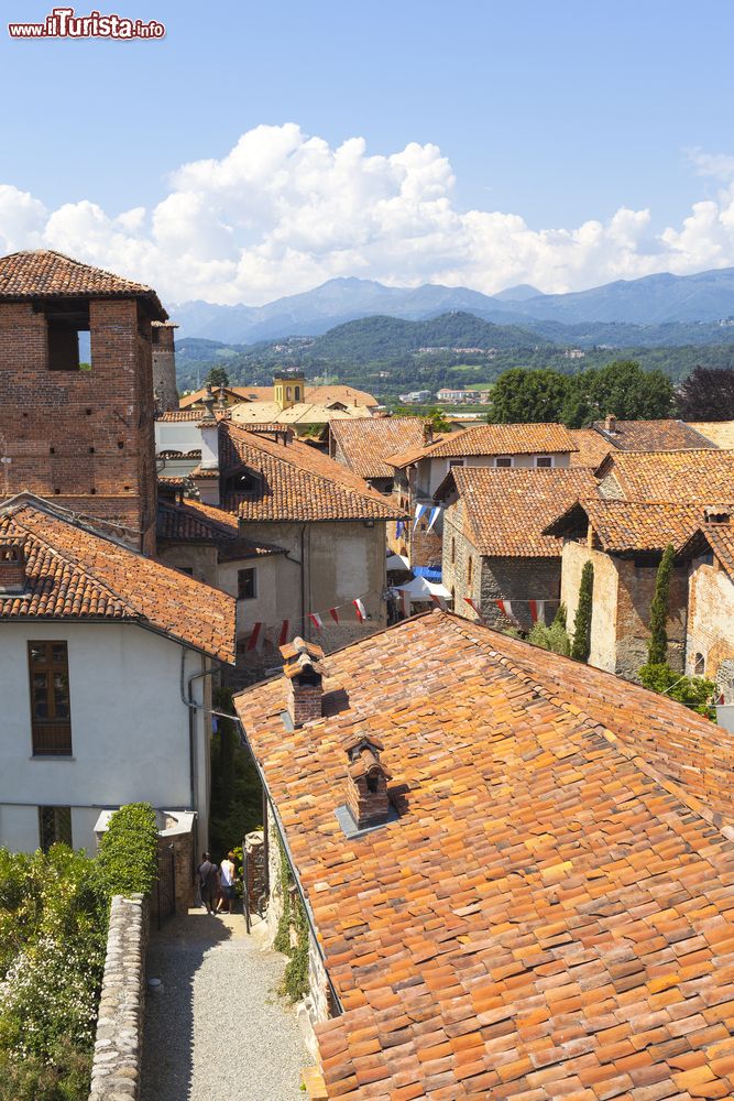 Immagine Panorama sui tetti di Ricetto di Candelo, Biella, Piemonte. Agli angoli della costruzione difensiva si stagliano quattro torri a pianta rotonda.