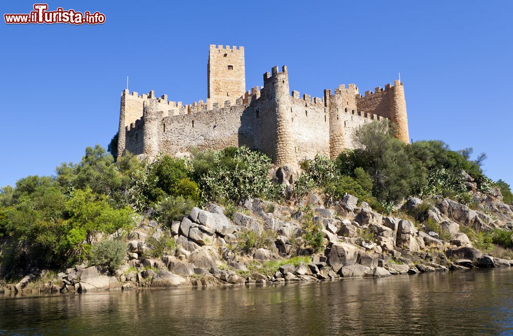 Immagine Panorama sul castello di Almourol nei pressi di Abrantes, Portogallo. Di dimensioni modeste, questa fortificazione con funzione prettamente militare si presenta con un unico edificio in muratura - il mastio - di forma quadrata.