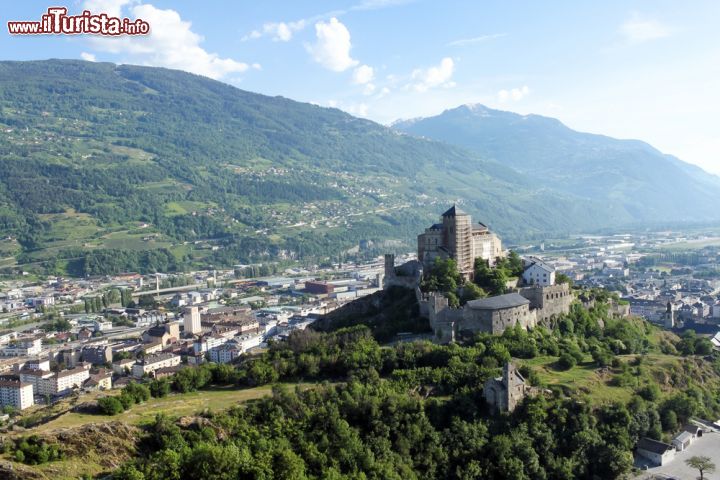 Immagine Una bella veduta sul centro storico di Sion che con i suoi castelli e musei è un vero e proprio scrigno ricco di testimonianze del passato con edifici antichi che si abbinano perfettamente a eventi culturali e divertenti proposte per tutti i gusti - © romas photo / Shutterstock.com