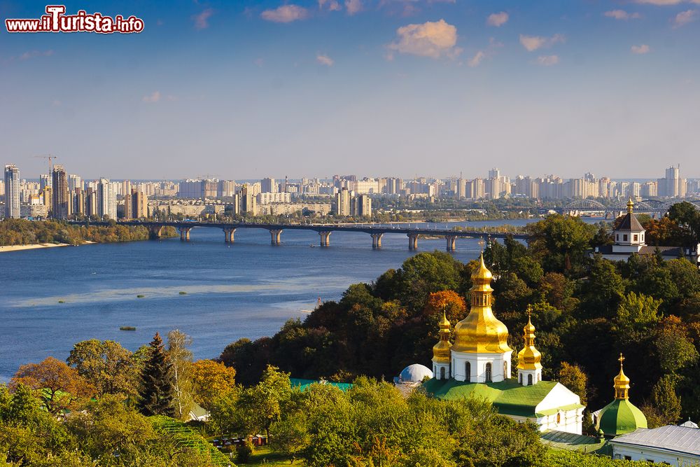 Immagine Panorama sul fiume Dnieper e sul Pechersk Lavra a Kiev, Ucraina. Una bella immagine del monastero delle grotte, antico luogo di culto fondato nel 1051 dai monaci Antonio e Teodosio, con il fiume Dnieper sullo sfondo. 