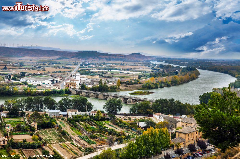 Immagine Panorama sul fiume Ebro a Tudela, Spagna. Con i suoi 930 km, l'Ebro è il più lungo fiume spagnolo e il secondo della penisola iberica dopo il Tago. Sfocia in un ampio delta del Mar Mediterraneo - © Elzloy / Shutterstock.com