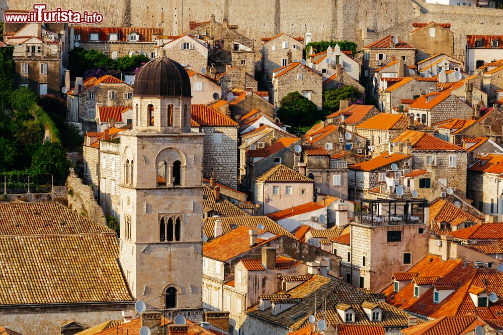 Immagine Panorama sul Franciscan Monastery and Museum a Dubrovnik (Croazia) con i tetti della case fatti di tegole.