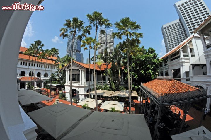 Immagine Panorama sul grande cortile interno del Raffles Hotel di Singapore - © Sonja Vietto Ramus